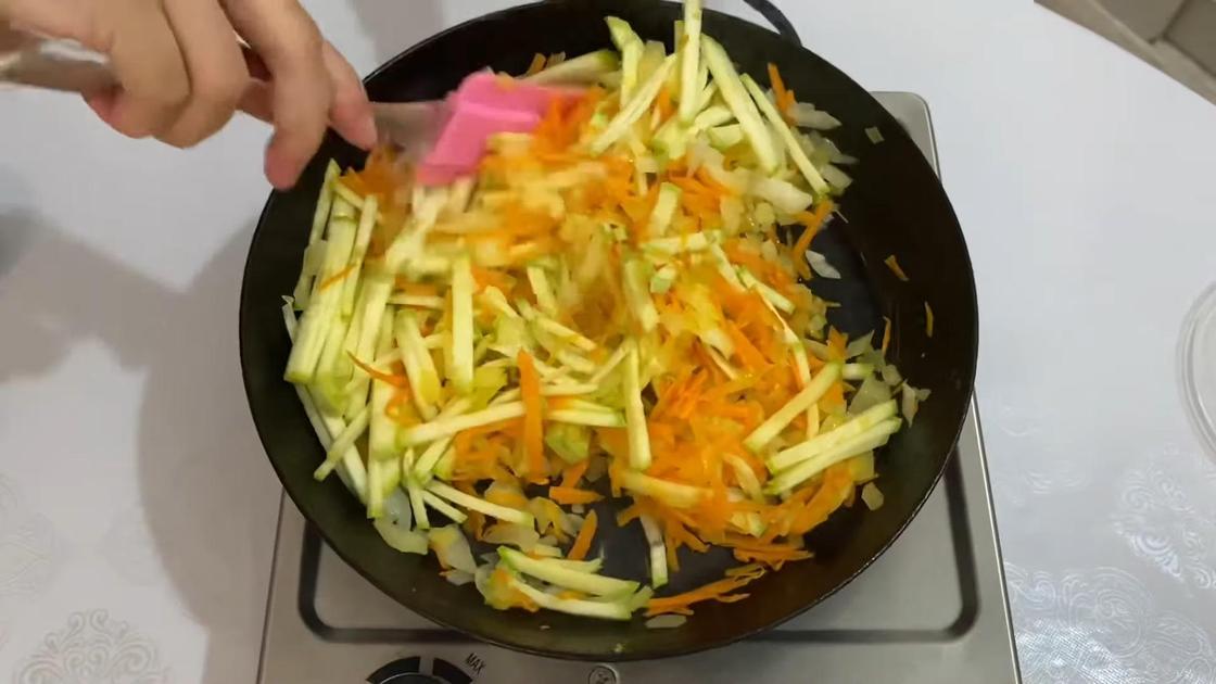 На сковороде нарезанный лук, кабачок и натертая морковь
