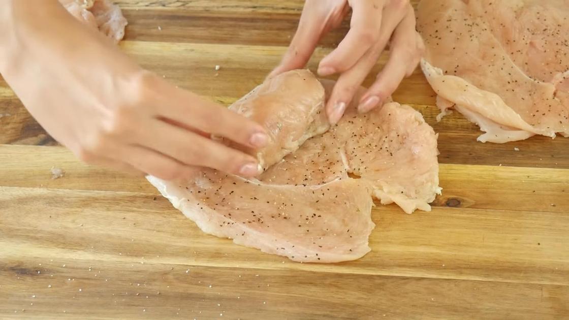 Сворачивание куриного филе с начинкой из масла
