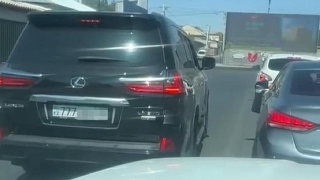 Автомобили на дороге