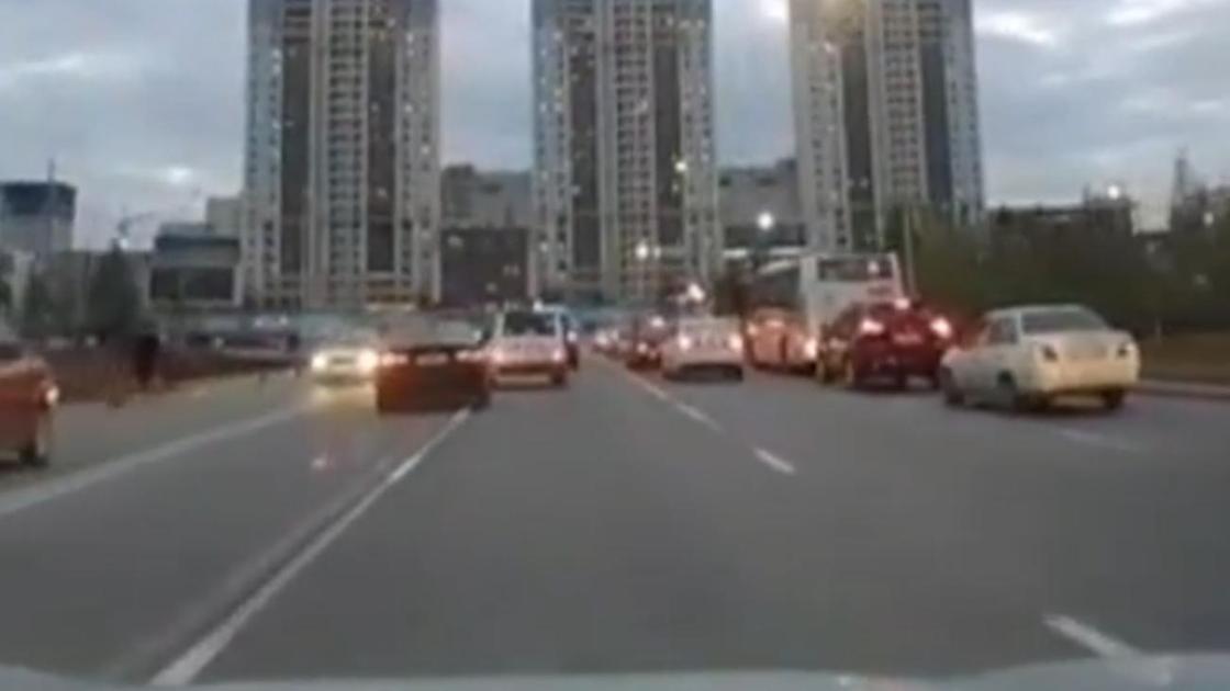 Машины едут по автодороге Машины едут по автодороге
