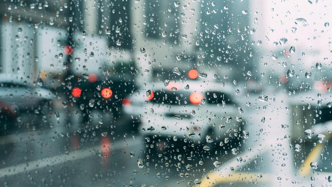 капли дождя на лобовом стекле автомобиля