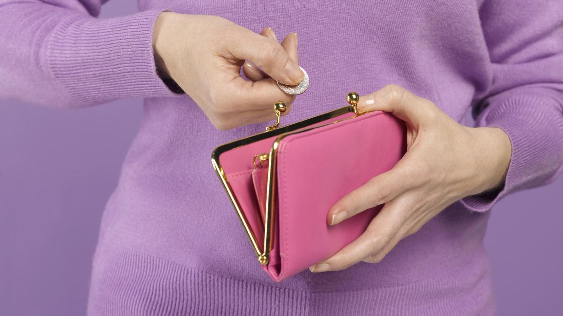 Женщина держит в руках кошелек
