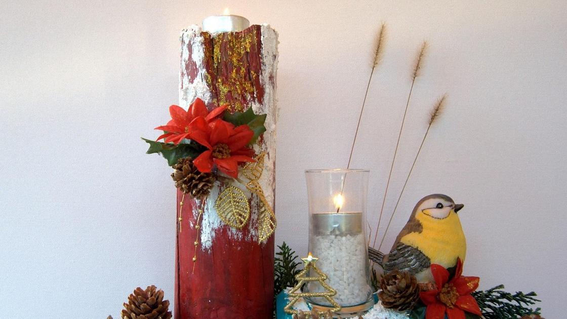 Новогодняя композиция с деревянным красным подсвечником и птичкой