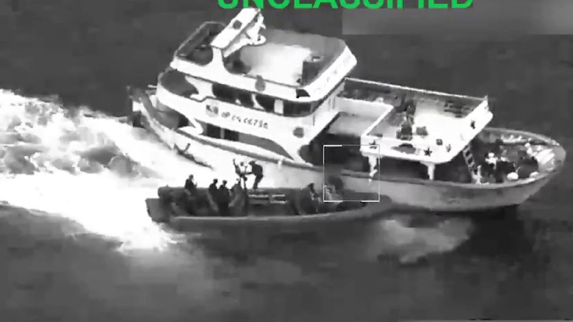 Американские военные захватили судно