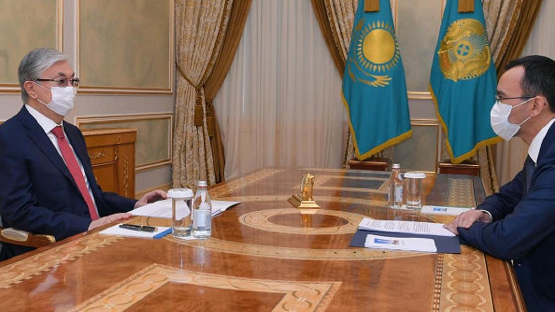Касым-Жомарт Токаев и Маулен Ашимбаев сидят за столом