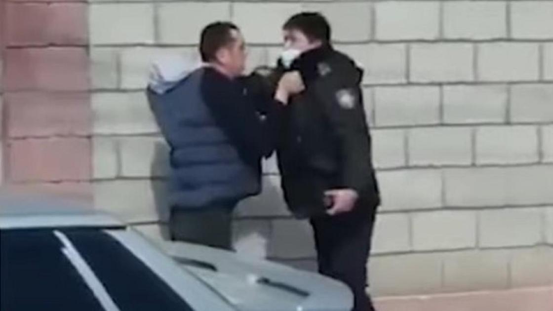 Водитель вцепился в полицейского в Шымкенте