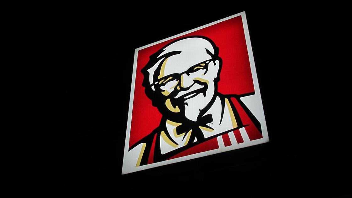 Логотип KFC на черном фоне
