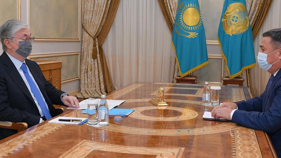 Касым-Жомарт Токаев и Марат Ахметжанов сидят за столом
