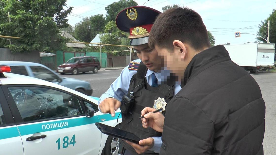 полицейский проверяет документы у водителя