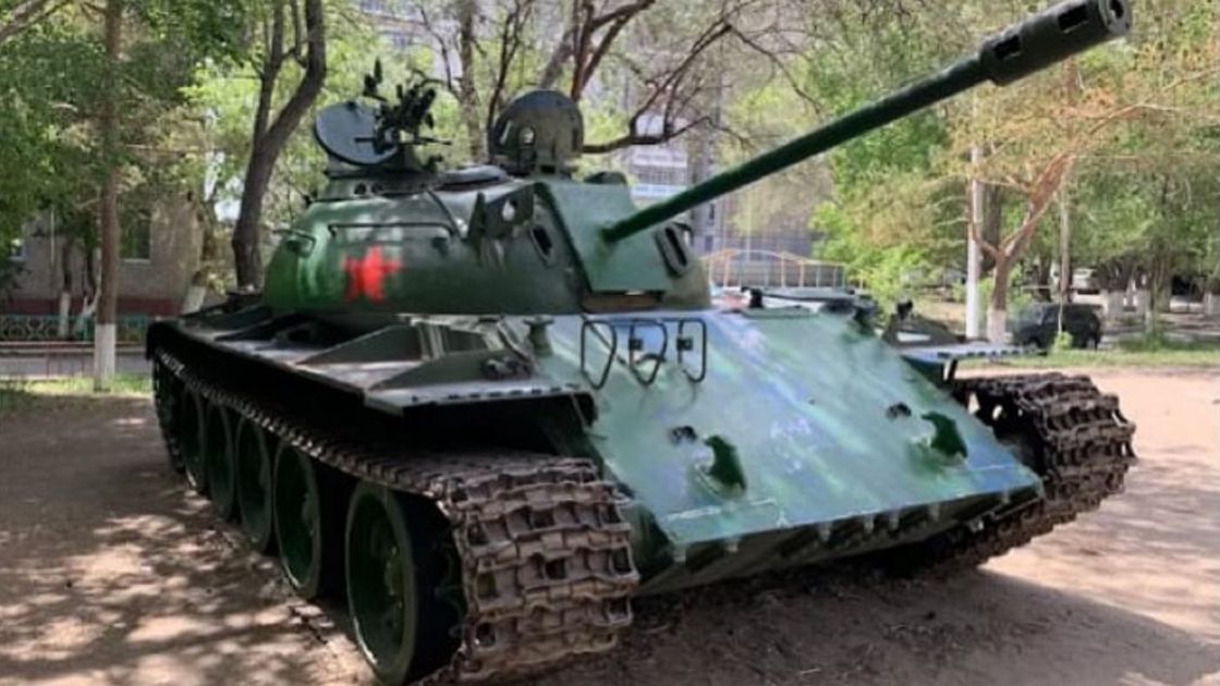 Танк во дворе дома в Темиртау