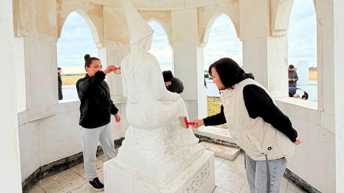 Волонтеры благоустроили территорию комплекса "Принцесса Таксай"
