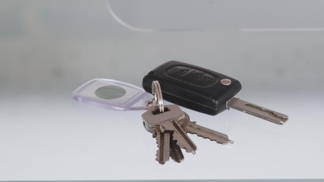 Ключи от дома и ключи от машины на стеклянном столе
