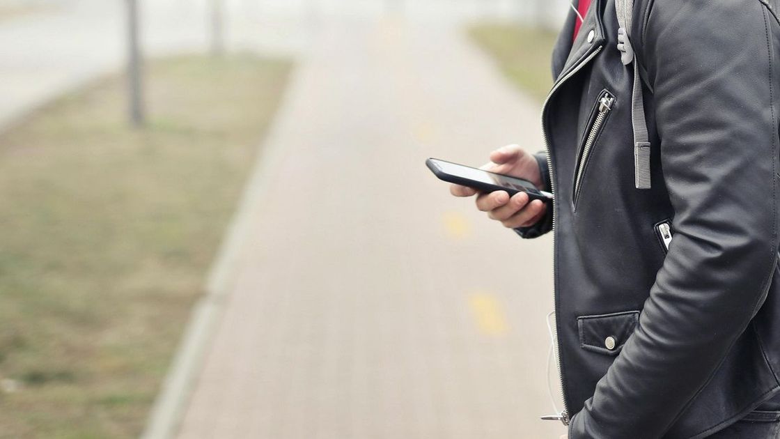 Мужчина с телефоном в руках