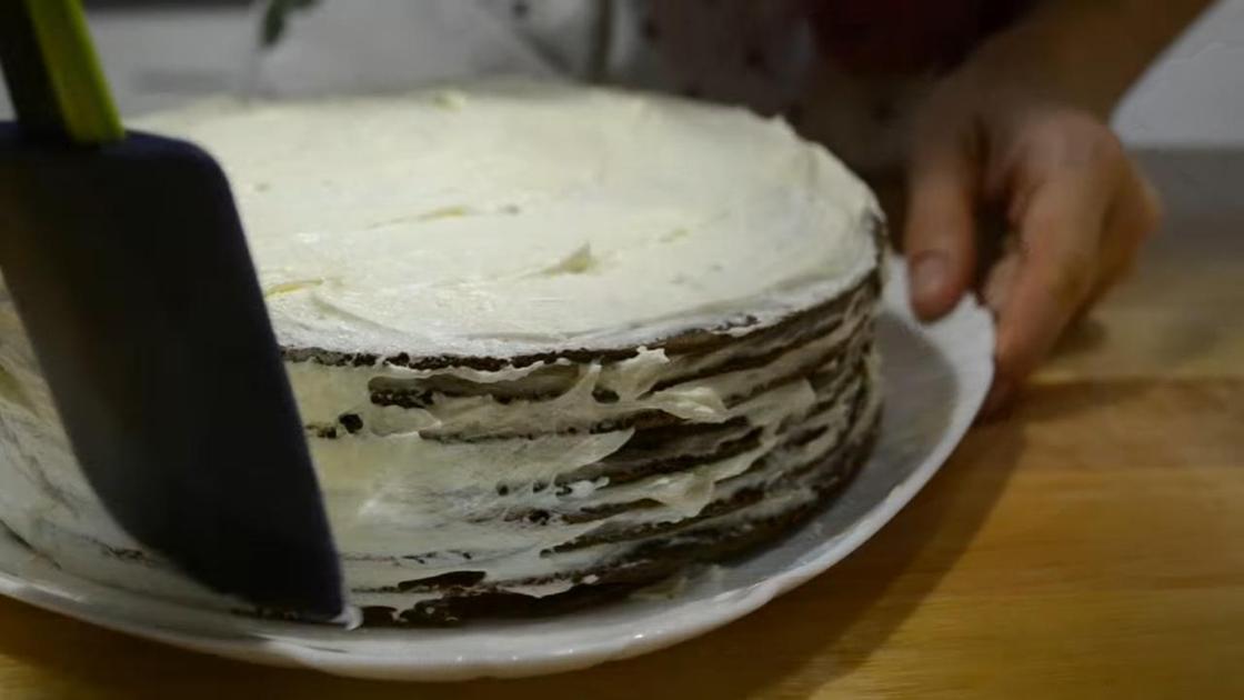 Покрытие боковин торта кремом