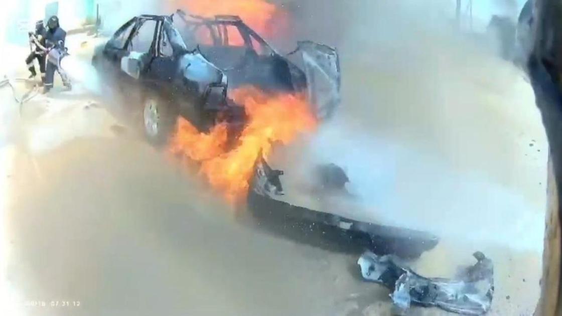 Пожарные тушат загоревшийся автомобиль