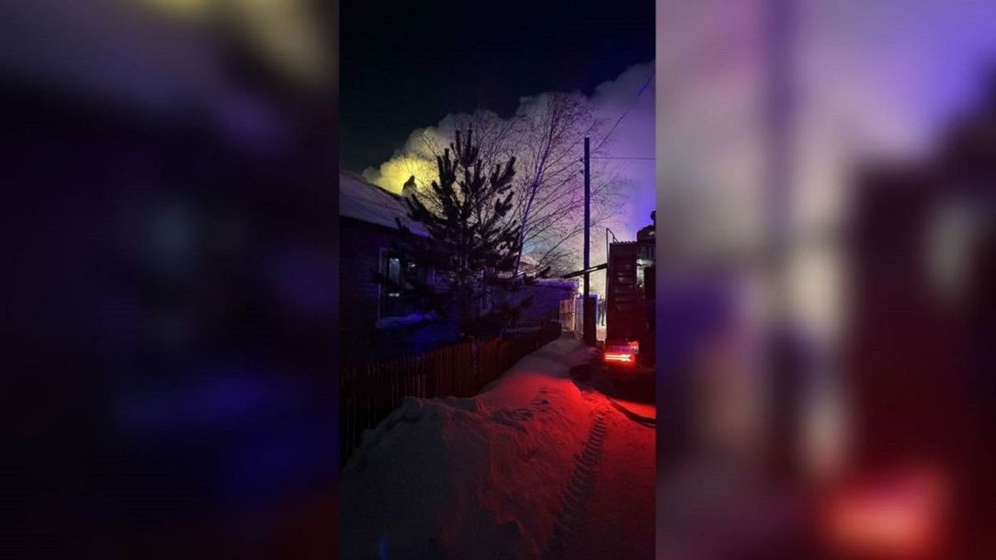 Пожарные тушат пожар