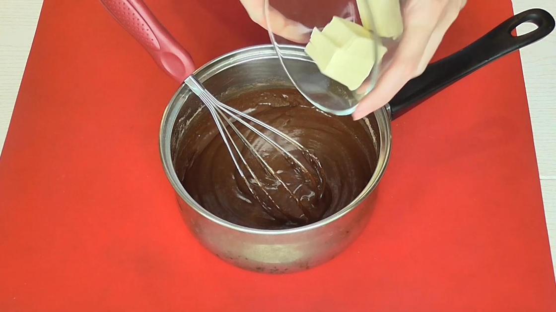 В сотейник с шоколадом добавляют нарезанное сливочное масло