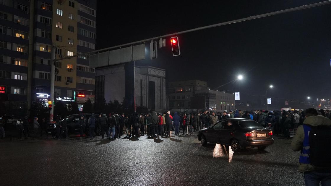 Одна из улиц в Алматы во время январских событий