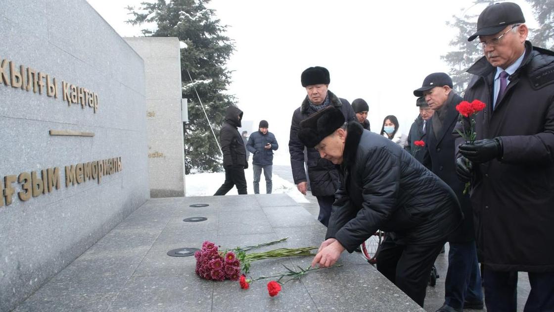 Возложение цветов к мемориалу "Тазгым" в Алматы