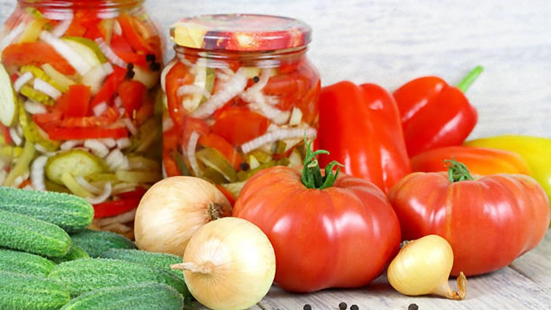 20 отличных салатов из помидоров и огурцов на зиму
