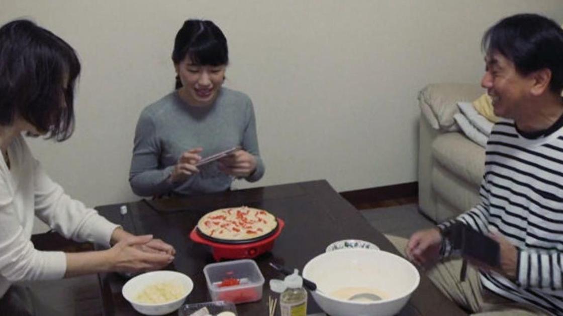 семья японцев за столом
