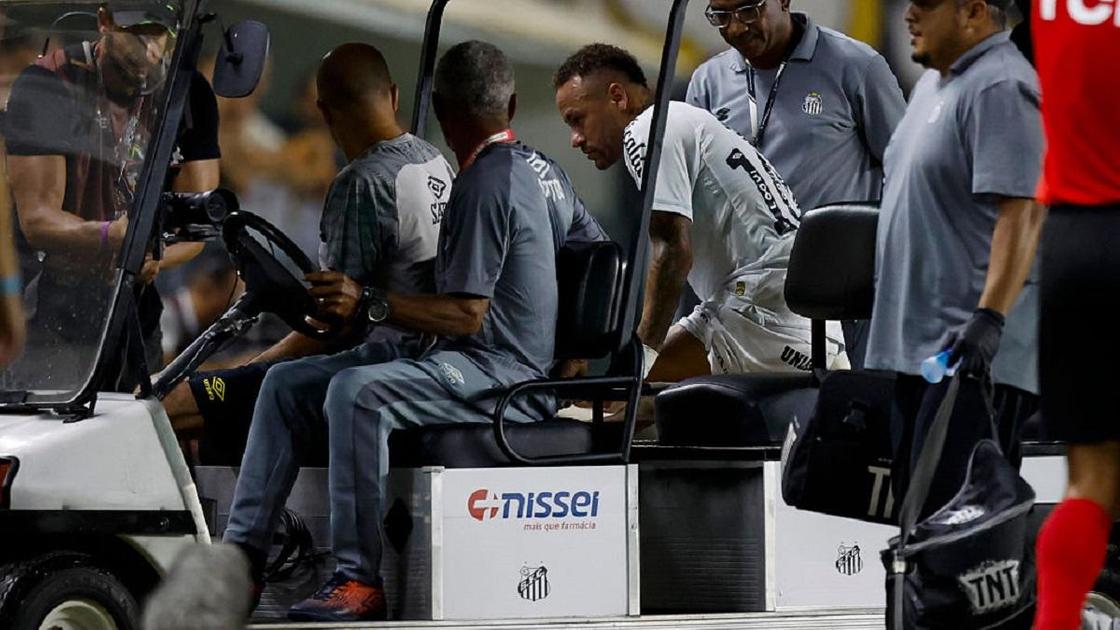 Травмированного Неймара увозят с поля