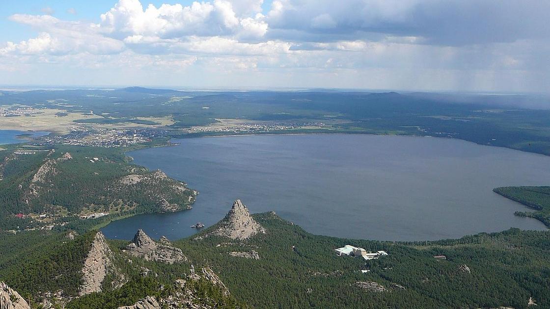 Вид на озеро и скалы