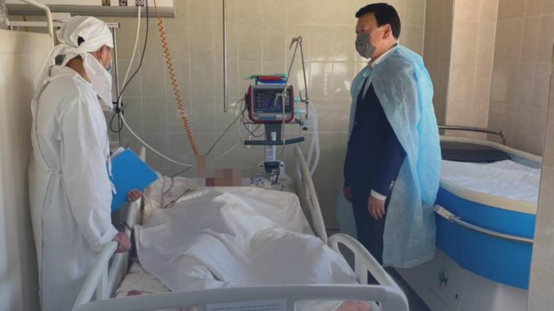 Министр здравоохранения РК Алексей Цой в палате с пострадавшим осужденным