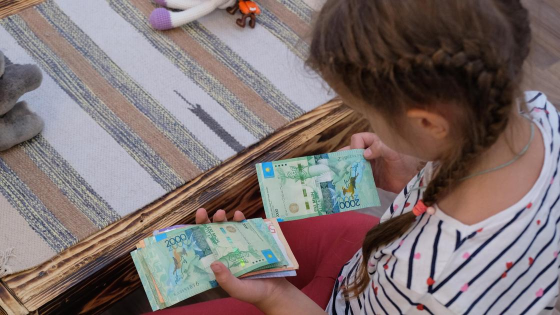 Ребенок с деньгами