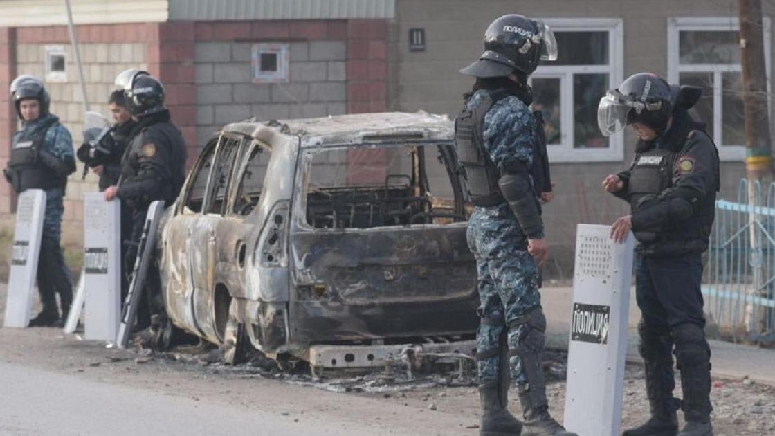 Полиция на улицах села Сортобе после беспорядков