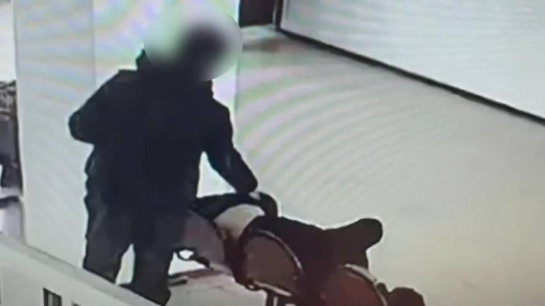 У мужчины вытащили кошелек