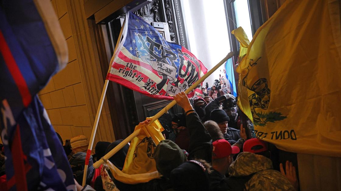 Участники акции протеста ворвались в здание Участники акции протеста ворвались в здание