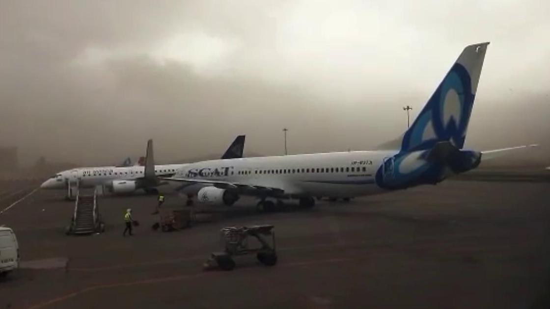 Самолет авиакомпании SCAT разворачивает из-за сильного ветра в Алматы