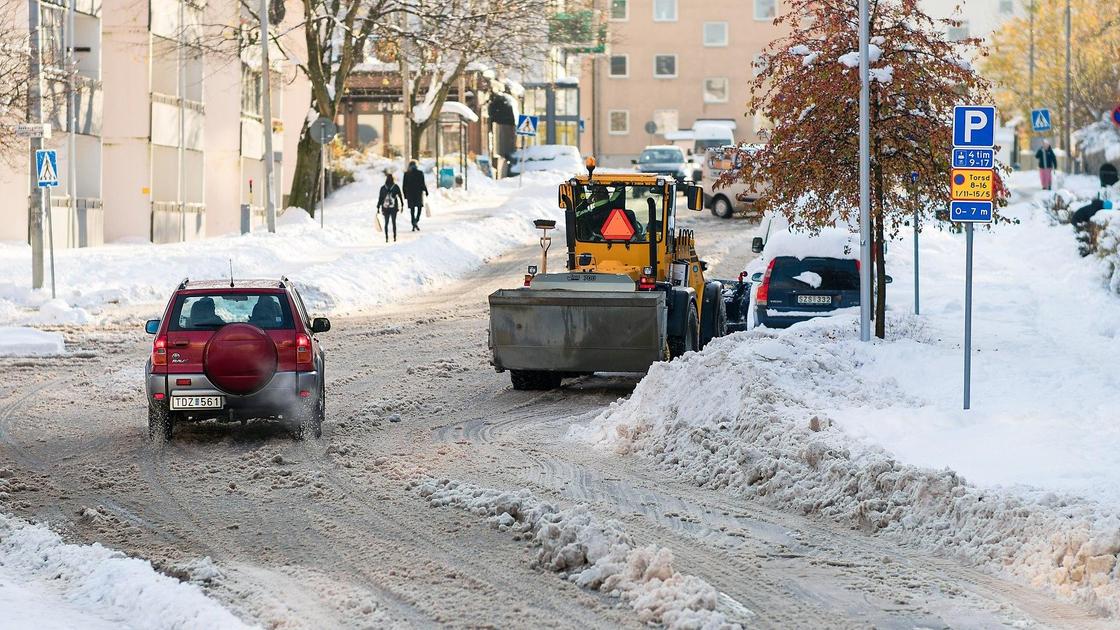 Снегоуборочная машина на дороге Снегоуборочная машина на дороге