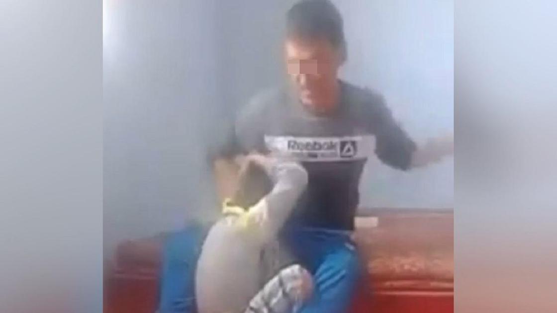 Отец избивает ребенка в Туркестанской области
