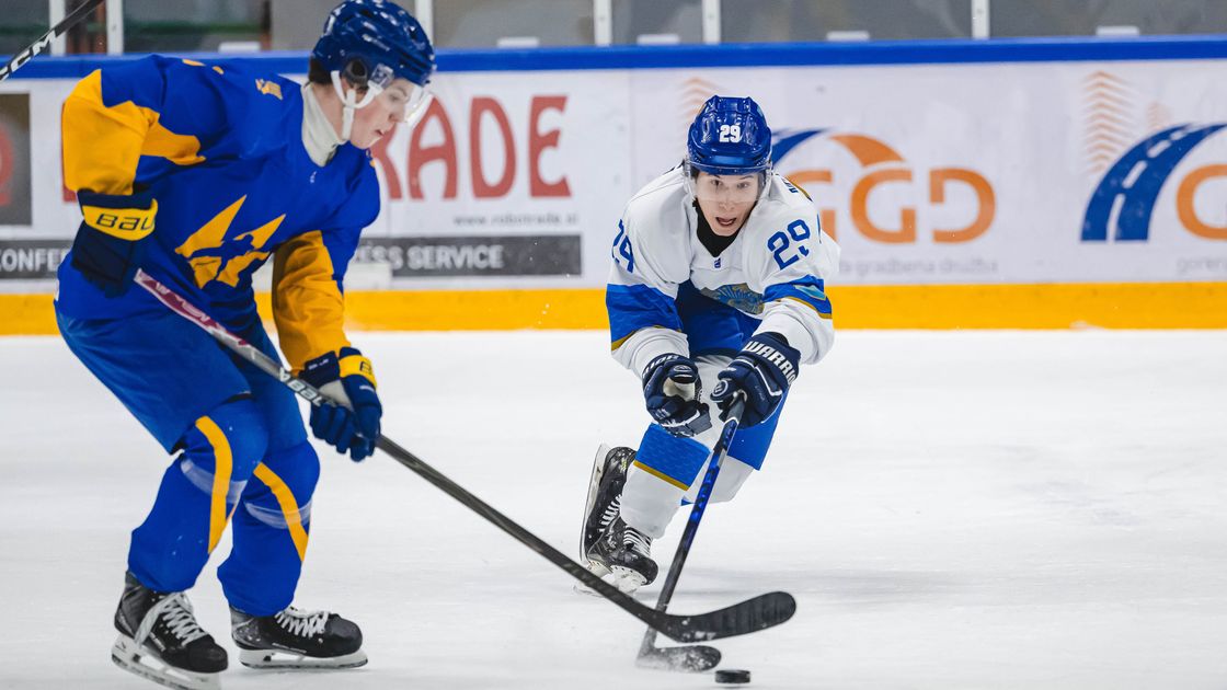 Матч сборных Казахстана и Украины на молодежном ЧМ по хоккею