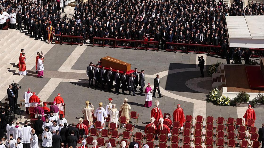Церемония прощания с папой Римским в Ватикане