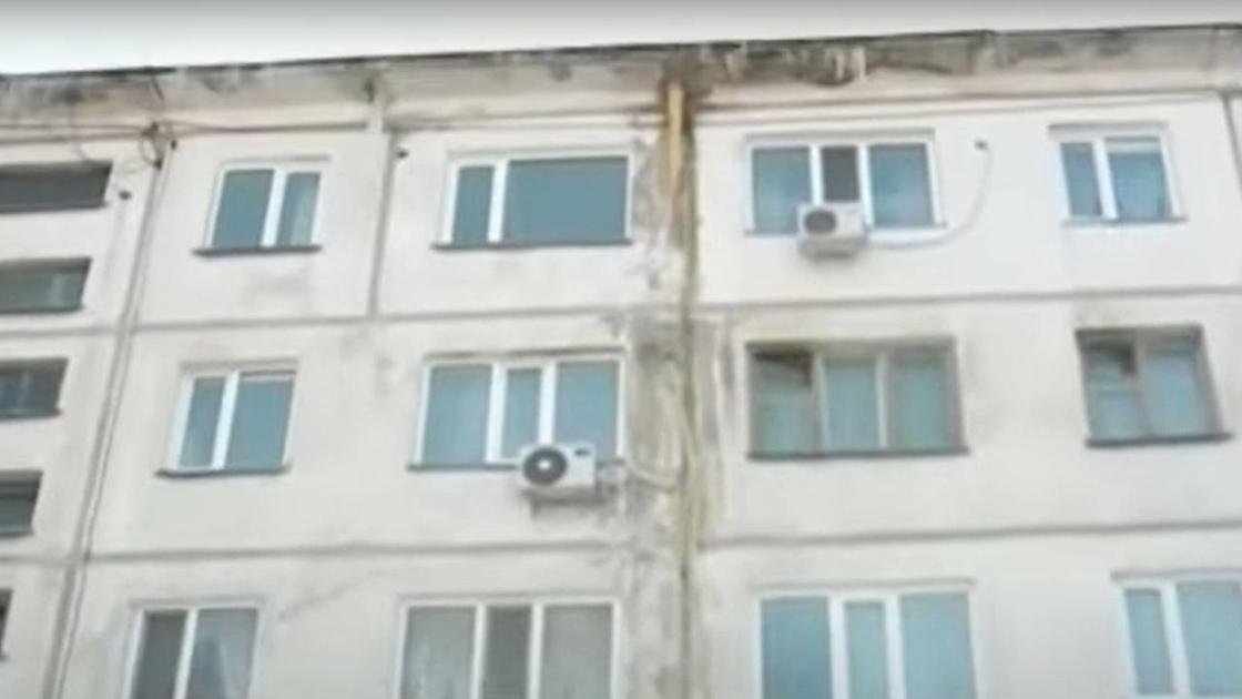 Треснувший дом в Павлодаре