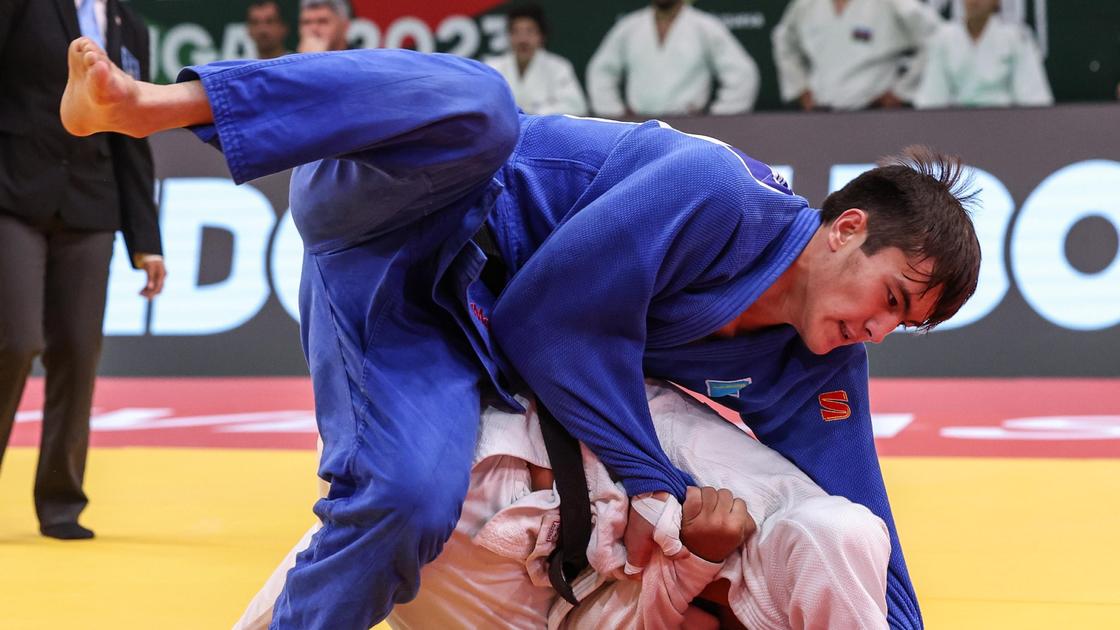 Казахстанский дзюдоист Мейирлан Максим (в синем)