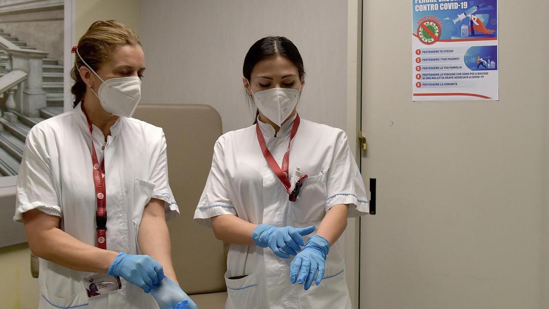 Две медсестры надевают перчатки