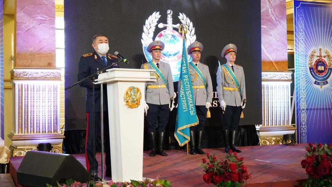 Глава МВД Ерлан Тургумбаев на вручении сертификатов