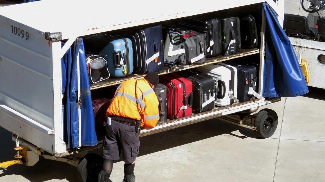 Как защитить багаж в аэропорту, объяснил грузчик