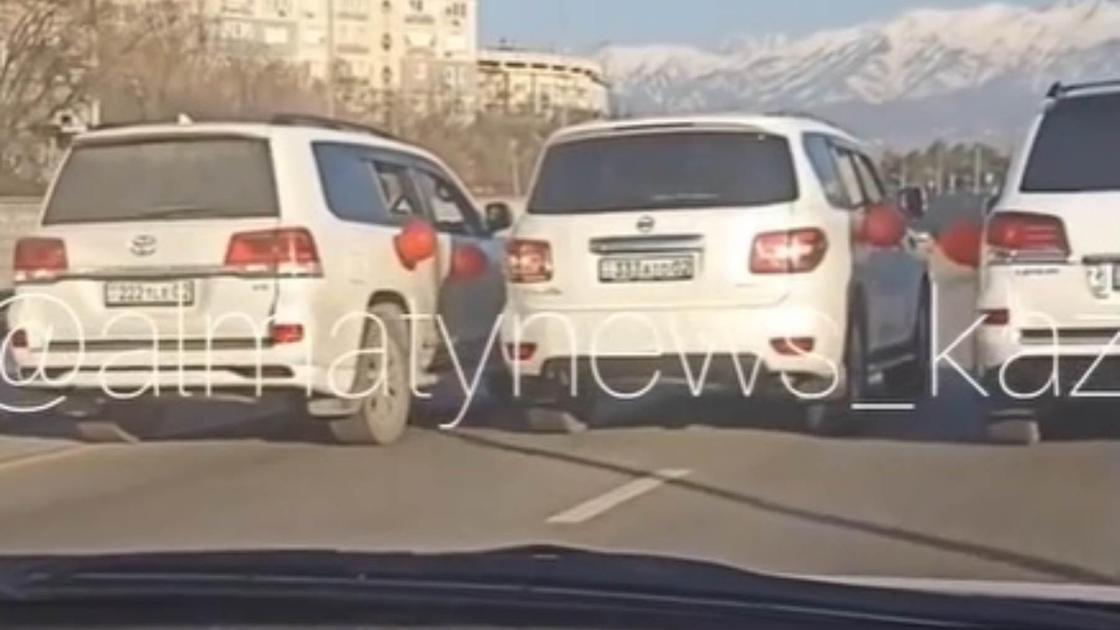 Кортеж из трех машин в Алматы