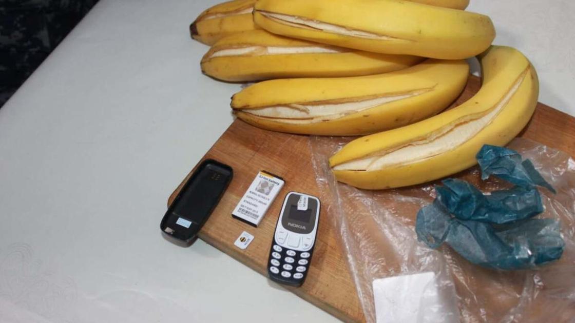 Банан ішіне телефон салған