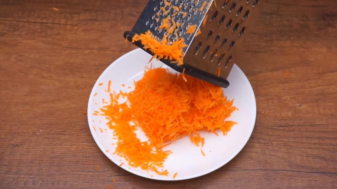 Мелко натрите морковь