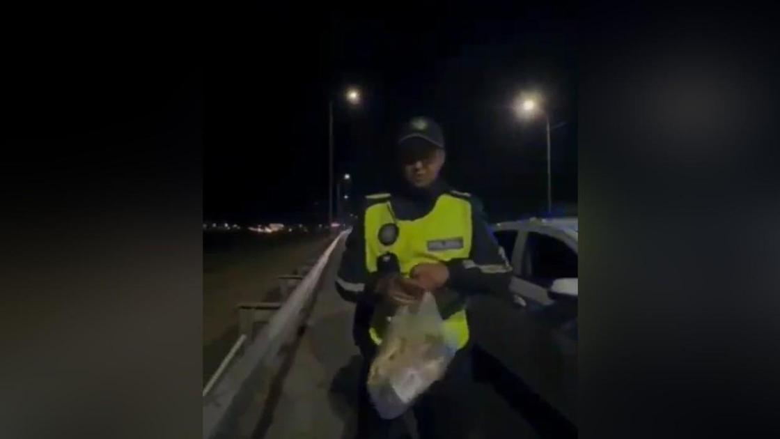 Полицейский передал продукты