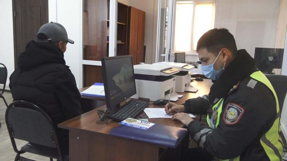 Задержанный на допросе в полиции Задержанный на допросе в полиции