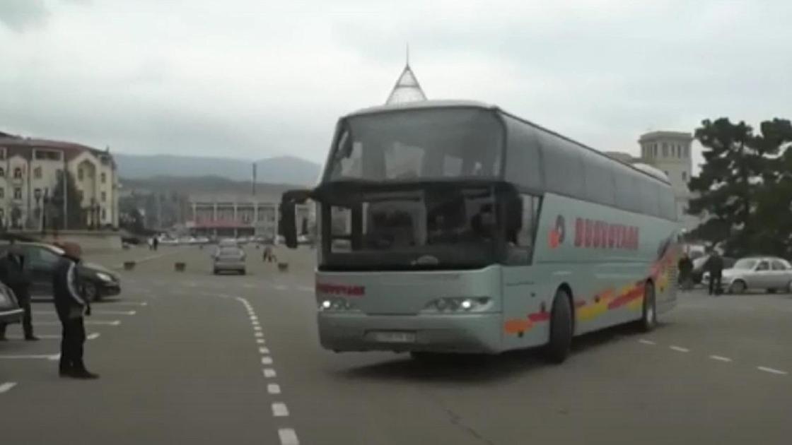 Автобус едет по дороге
