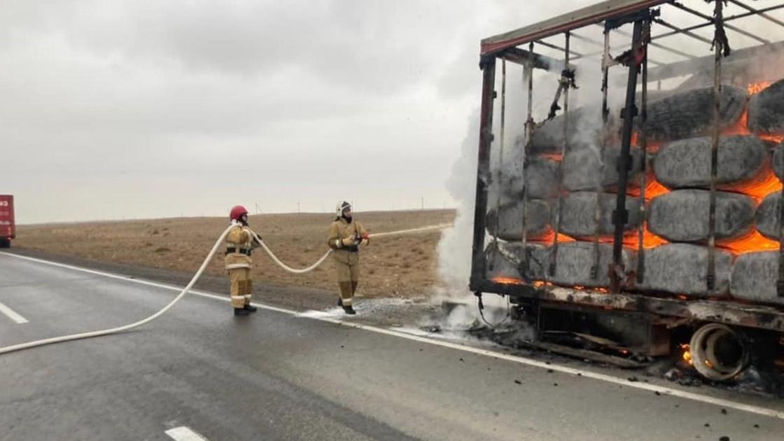 Пожарные тушат горящий грузовик с ватой в Атырауской области
