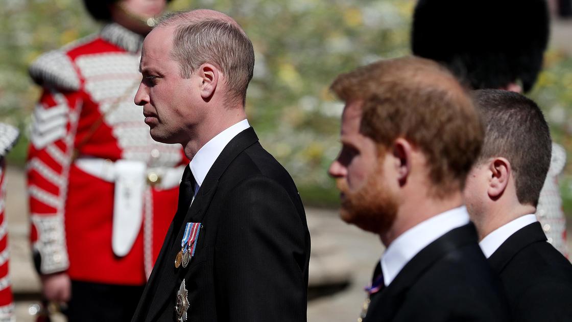 Принц Гарри и принц Уильям на похоронах дедушки